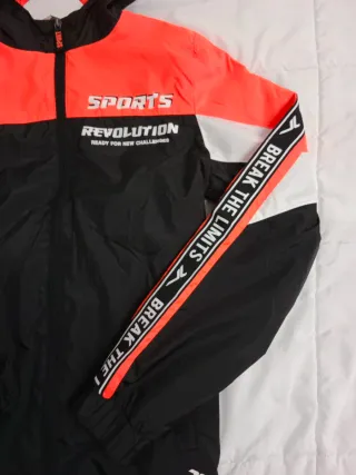 Cortavientos deportivo negro y naranja