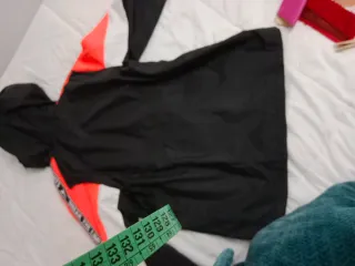 Cortavientos deportivo negro y naranja