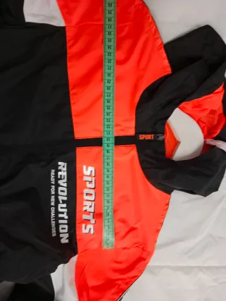 Cortavientos deportivo negro y naranja