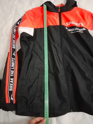 Cortavientos deportivo negro y naranja