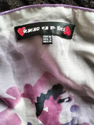 Fular estampado floral púrpura y rosa