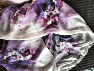 Fular estampado floral púrpura y rosa