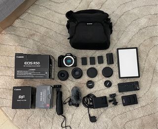 Canon EOS R50 Kit Cámara + Lente RF 50mm + Lámpara
