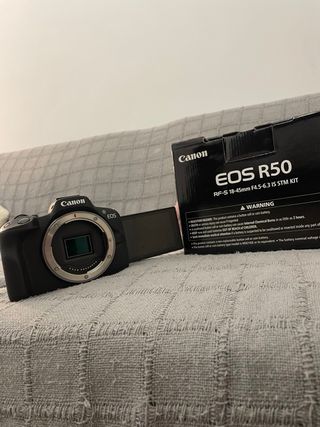 Canon EOS R50 Kit Cámara + Lente RF 50mm + Lámpara