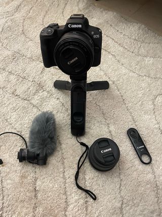 Canon EOS R50 Kit Cámara + Lente RF 50mm + Lámpara