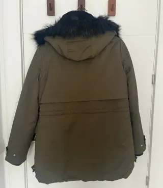 Parka Zara TRF con capucha y pelo
