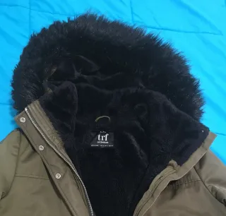 Parka Zara TRF con capucha y pelo