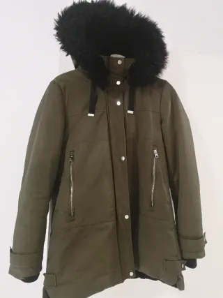 Parka Zara TRF con capucha y pelo