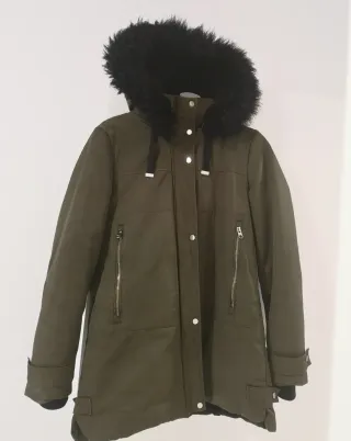 Parka Zara TRF con capucha y pelo