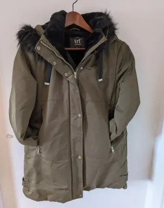 Parka Zara TRF con capucha y pelo