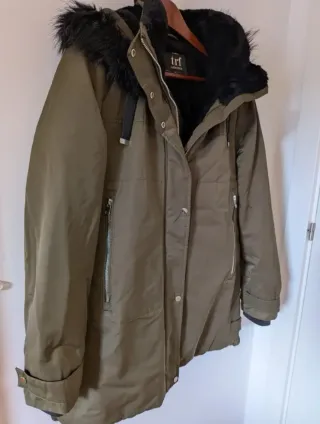 Parka Zara TRF con capucha y pelo