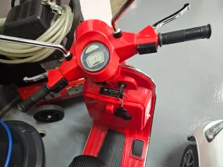 Moto eléctrica Vespa roja