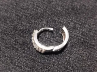 Gargantilla y pendientes plateados con.brillante