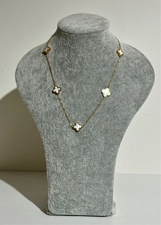 Colar dourado com pingentes de trevo