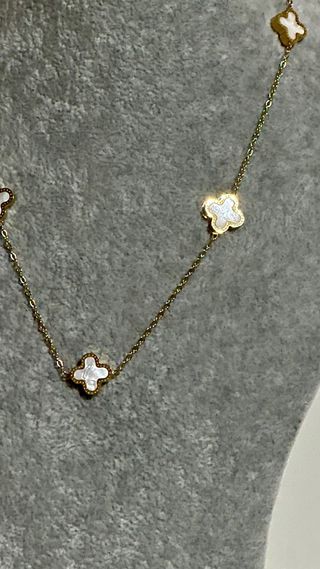 Colar dourado com pingentes de trevo