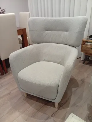 Sillón de tela beige y madera