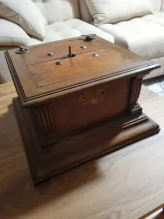 Antiguo Cajón Grande gramofono de  trompeta con MT
