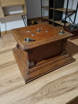 Antiguo Cajón Grande gramofono de  trompeta con MT