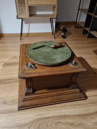 Antiguo Cajón Grande gramofono de  trompeta con MT