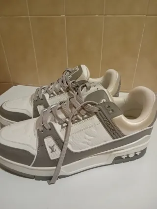 Zapatillas Louis Vuitton grises y blancas
