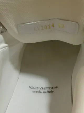 Zapatillas Louis Vuitton grises y blancas