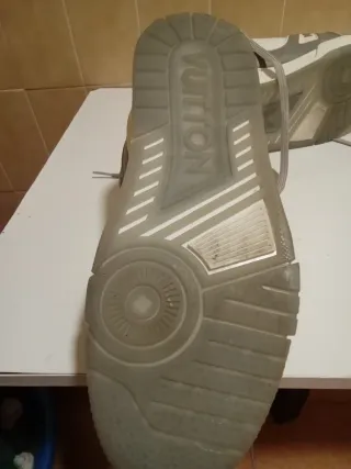 Zapatillas Louis Vuitton grises y blancas