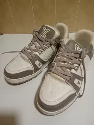 Zapatillas Louis Vuitton grises y blancas