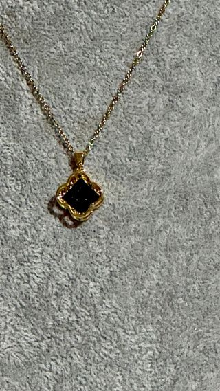 Colar Dourado com Pingente Preto