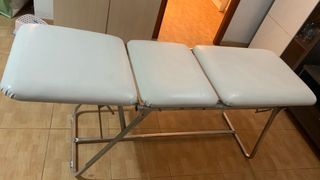 Camilla fija , con 3 partes movibles , blanca