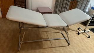 Camilla fija , con 3 partes movibles , blanca