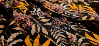 Minifalda estampada con brillos dorados - Zara