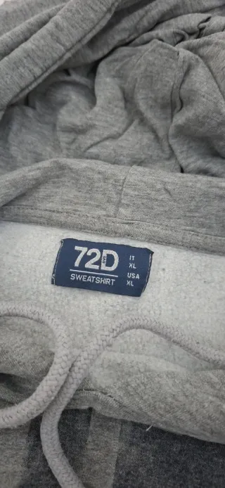 Felpa con cappuccio grigia