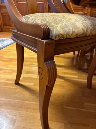 Mesa de comedor y 6 sillas de madera