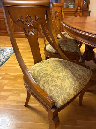 Mesa de comedor y 6 sillas de madera