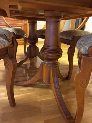 Mesa de comedor y 6 sillas de madera