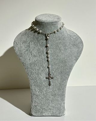 Colar de Pérolas com Cruz Prateada