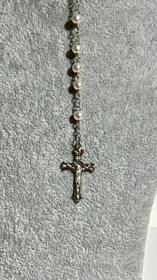 Colar de Pérolas com Cruz Prateada