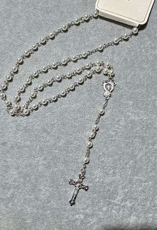 Colar de Pérolas com Cruz Prateada