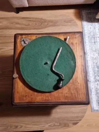 Antiguo Cajón de gramofono de trompeta + motor