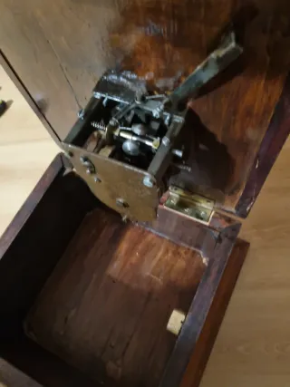 Antiguo Cajón de gramofono de trompeta + motor