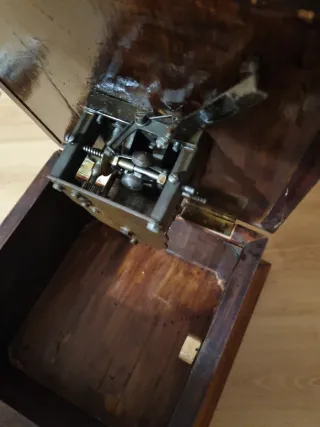 Antiguo Cajón de gramofono de trompeta + motor