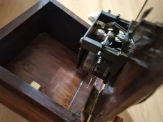 Antiguo Cajón de gramofono de trompeta + motor