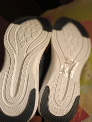 Zapatillas deportivas azules y blancas