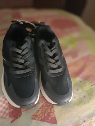 Zapatillas deportivas azules y blancas