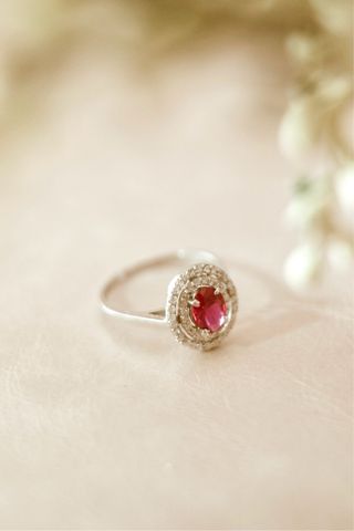 Anillo Oro Blanco 18k Rubi y Brillantes