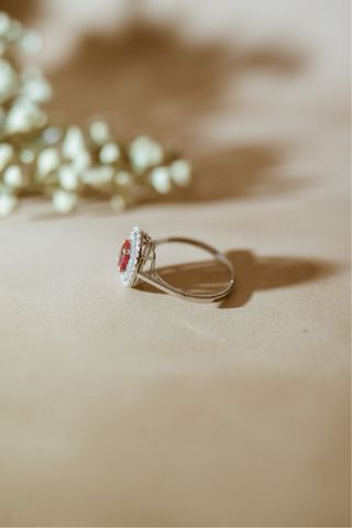 Anillo Oro Blanco 18k Rubi y Brillantes