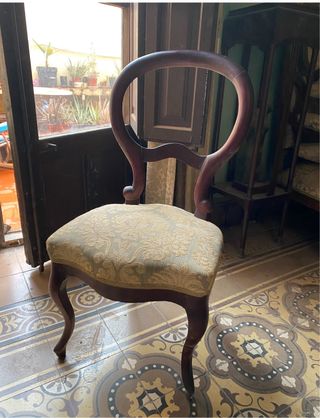 Conjunto de 6 sillas antiguas de madera.