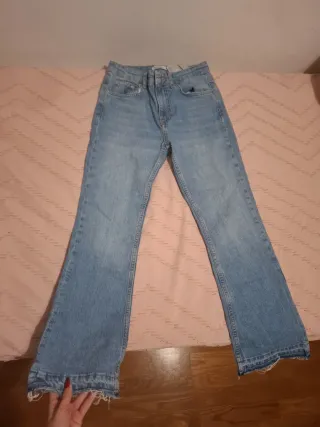 Vaqueros Pull&Bear acampanados deshilachados