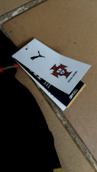 Camisola Portugal Puma Negra Dourada