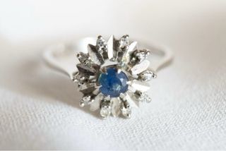 Anillo Oro Blanco 18k Zafiro y Diamantes